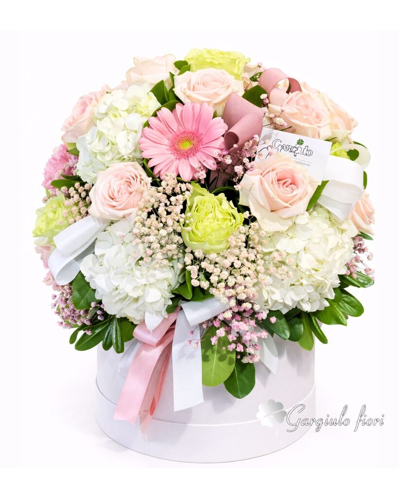Composizione floreale di rose rosse e rosa con ortensie in box, pronta per la consegna a domicilio a Napoli